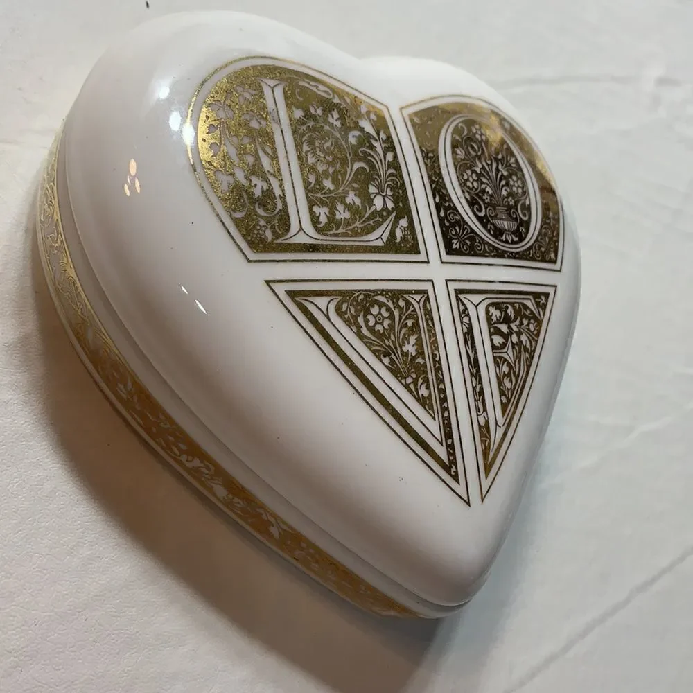 LOVE Papel Freelance Made Thailand Fine Bone China Heart Shaped Gold Trimmed